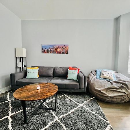 Lovely Logan Square 2-Bedroom In شيكاغو المظهر الخارجي الصورة